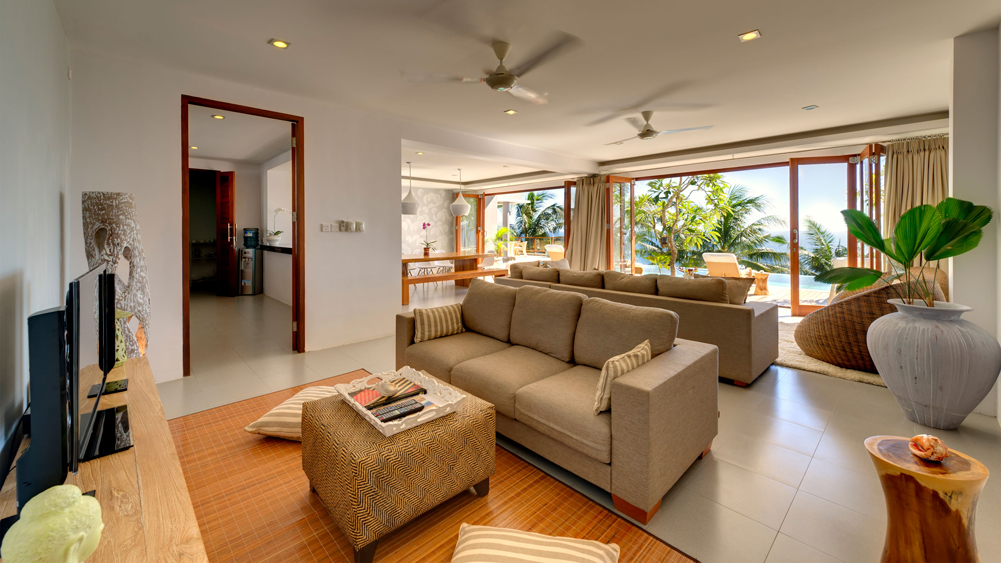 Malimbu Cliff - Airy living and dining areas